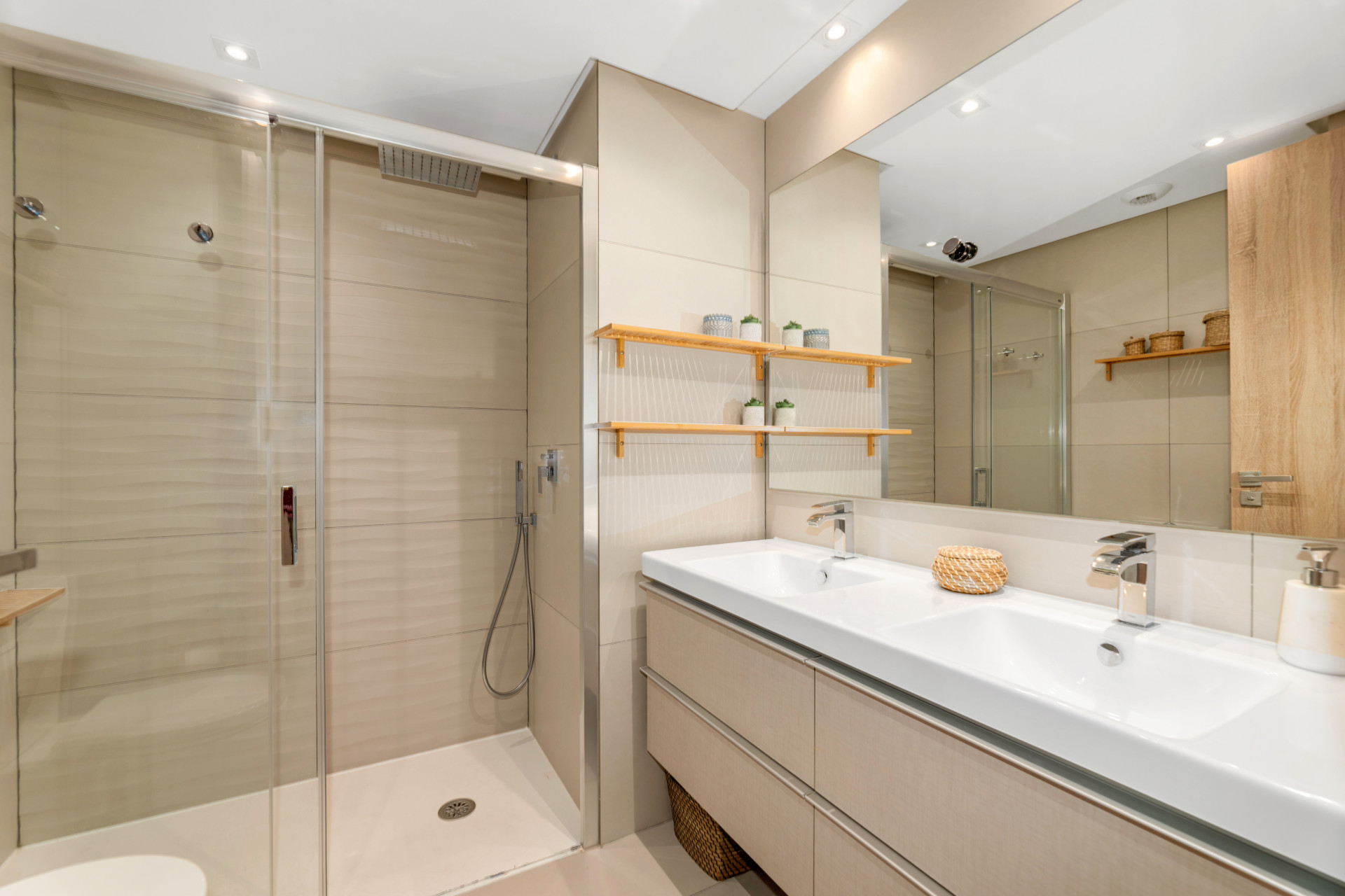 2 Bedroom Apartment in Marbella - Photo 9