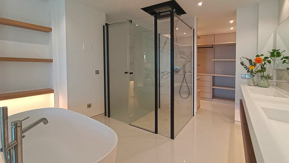 4 Bedroom Apartment in Marbella - Photo 27