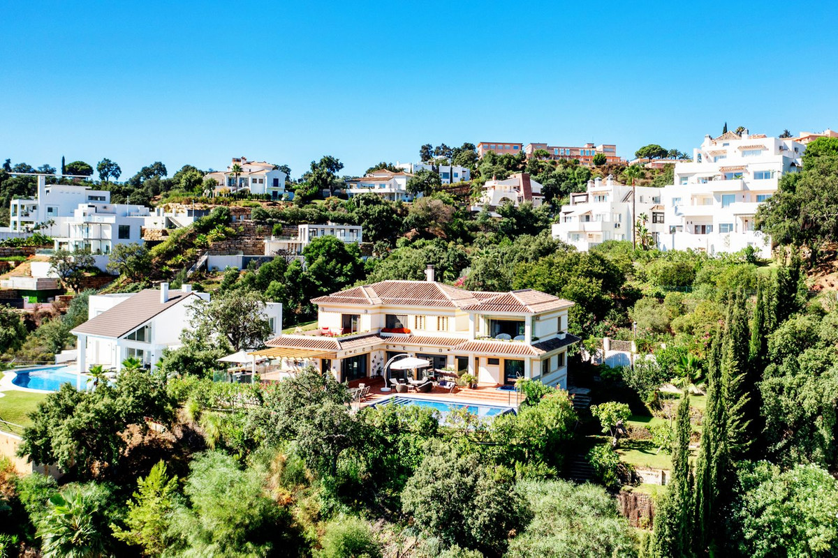 6 Bedroom Villa in Marbella - Photo 2