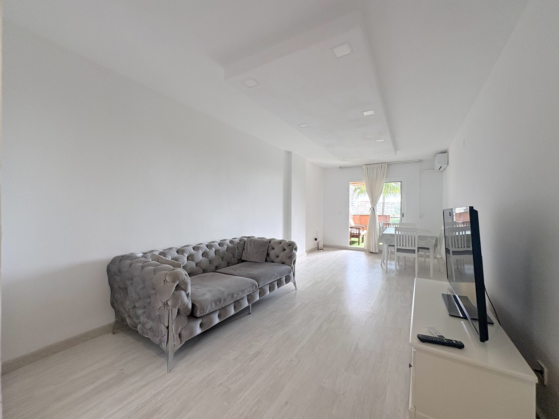 2 Bedroom Apartment in Benalmádena - Photo 8