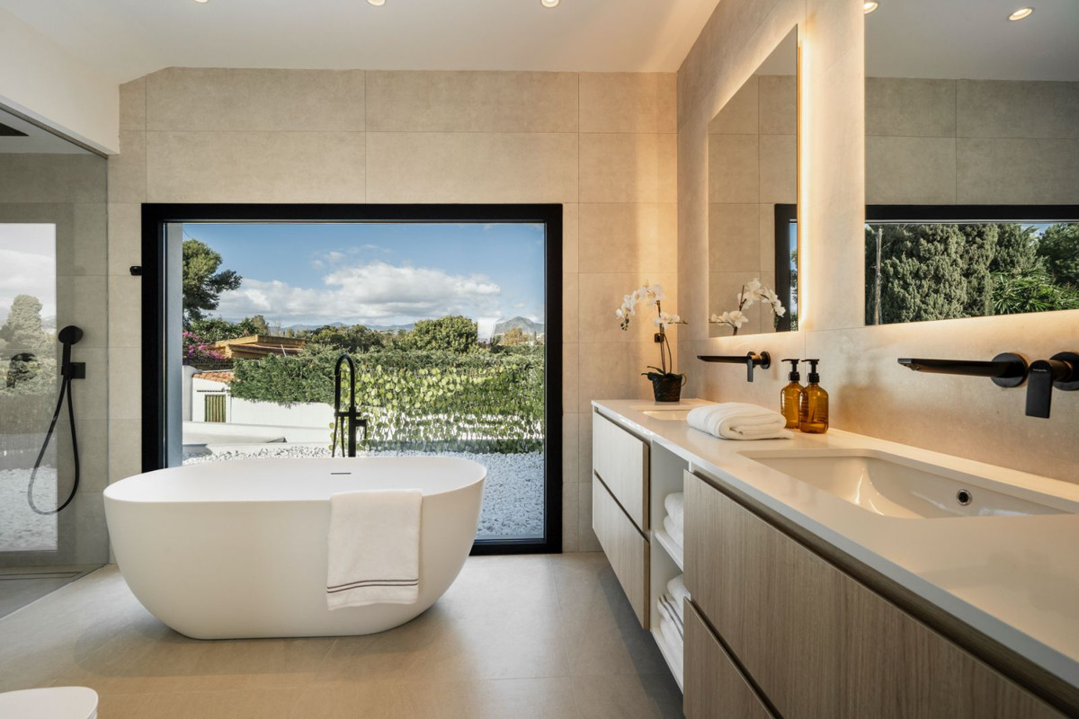 5 Bedroom Villa in San Pedro de Alcántara - Photo 5