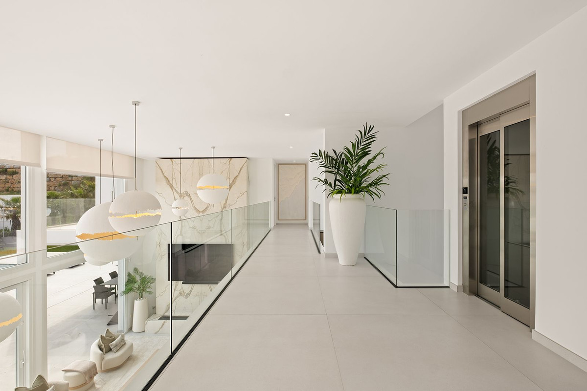 4 Bedroom Villa in Marbella - Photo 23