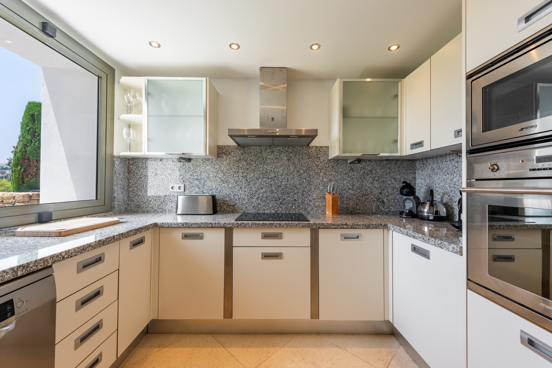 2 Bedroom Apartment in Benahavís - Photo 11