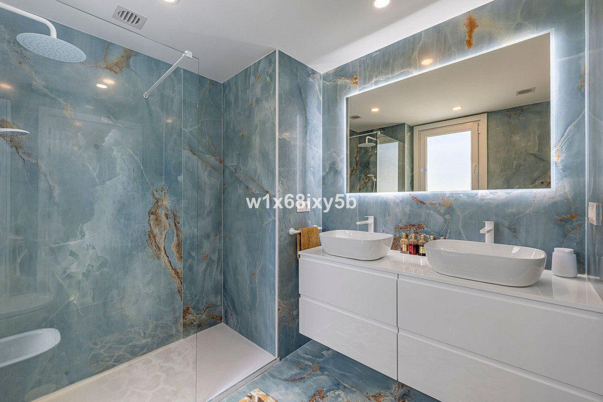 4 Bedroom Apartment in Benahavís - Photo 28