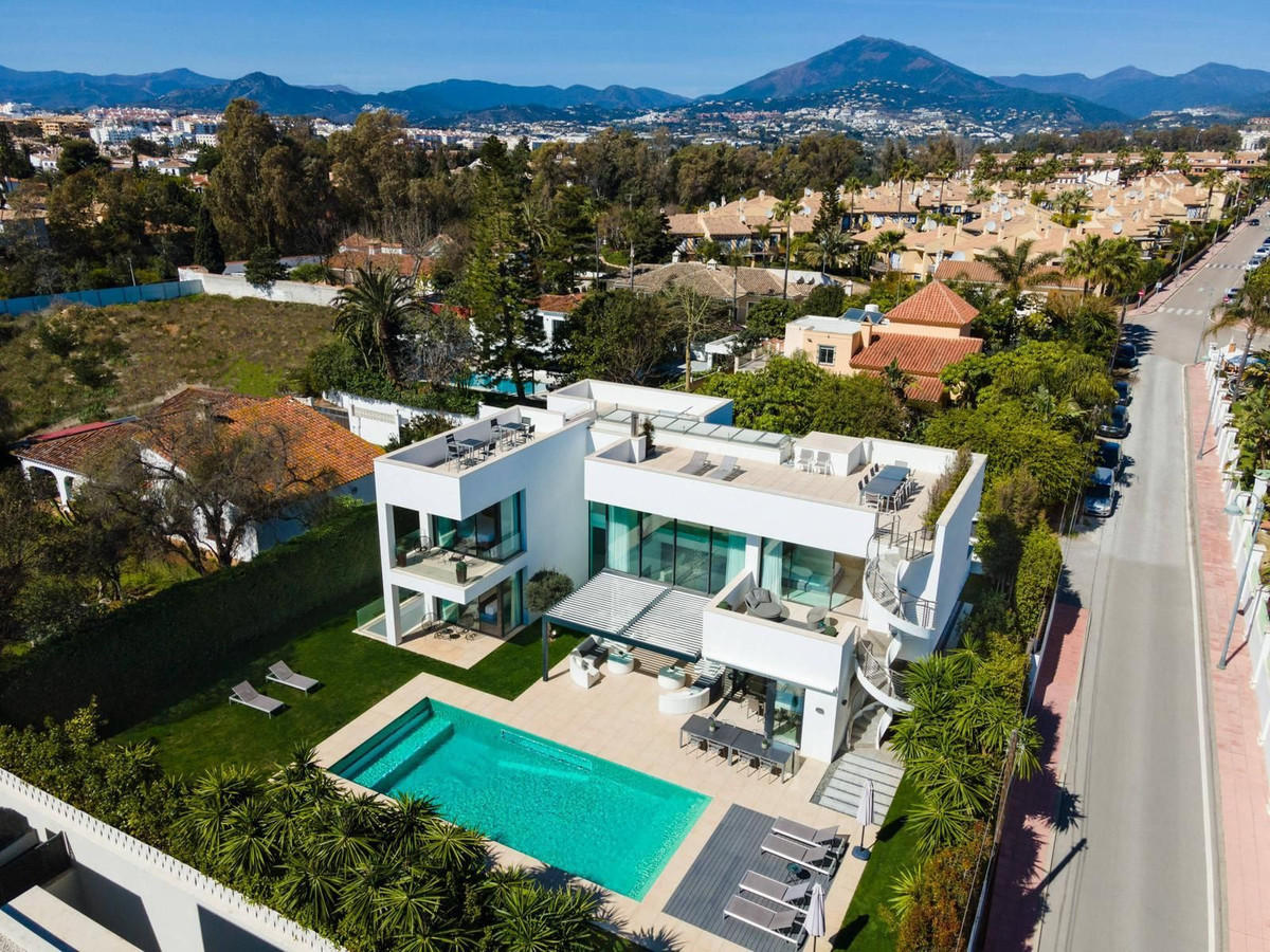 7 Bedroom Villa in Marbella - Photo 8