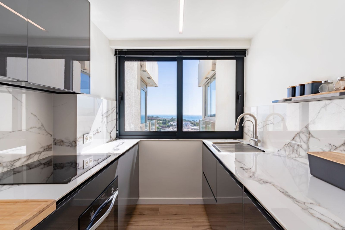3 Bedroom Apartment in Marbella - Photo 5