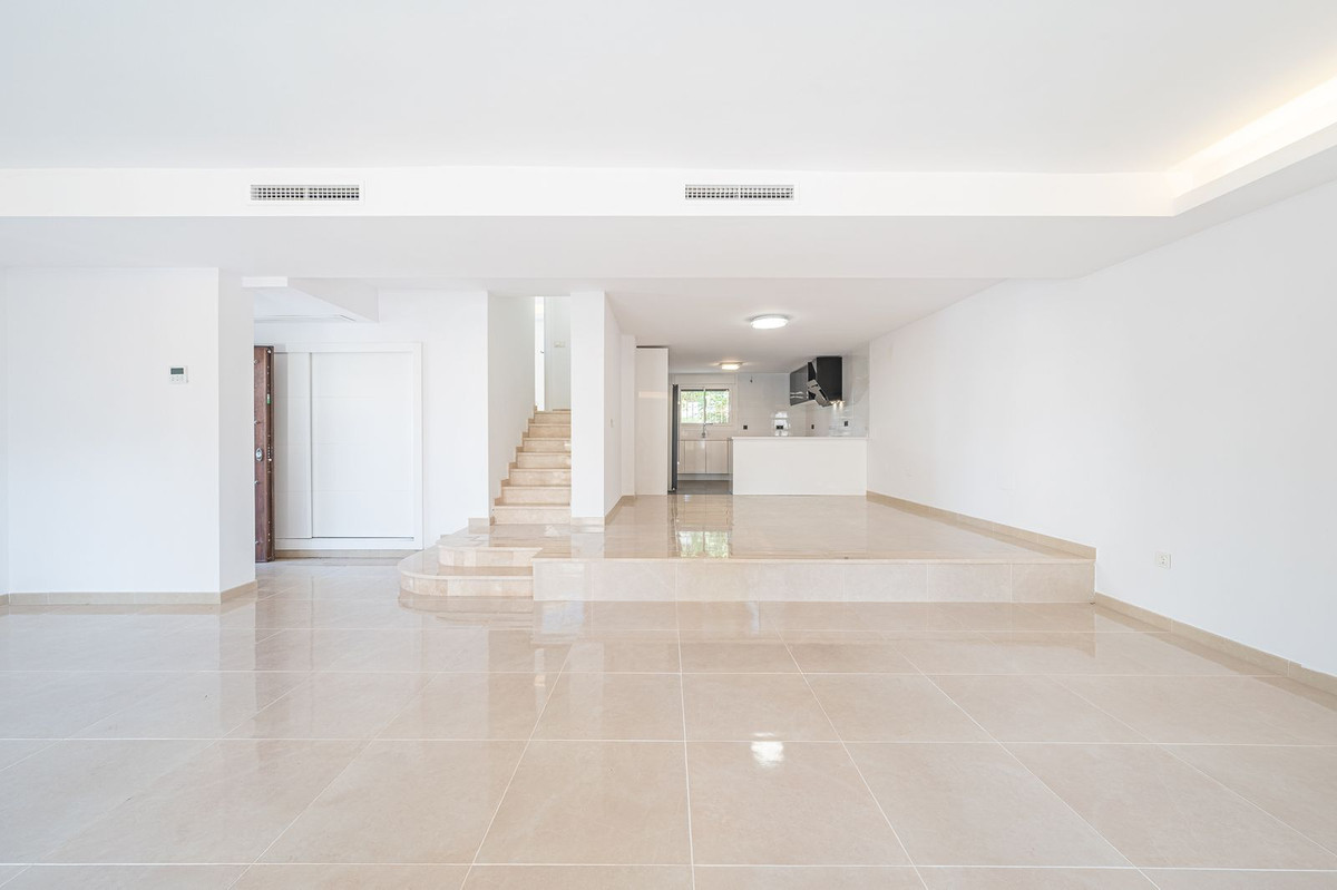 3 Bedroom Townhouse in Marbella - Photo 4
