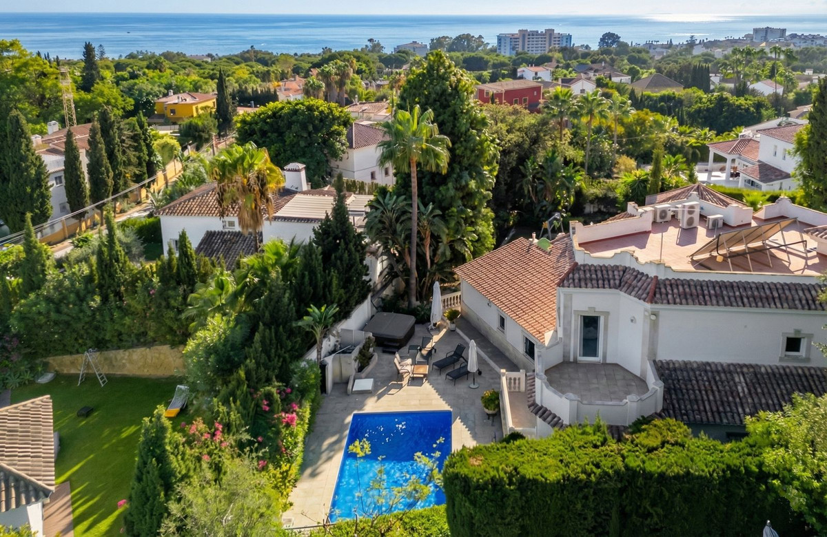 5 Bedroom Villa in Marbella - Photo 2