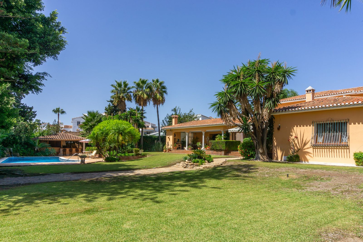 6 Bedroom Villa in Estepona - Photo 7