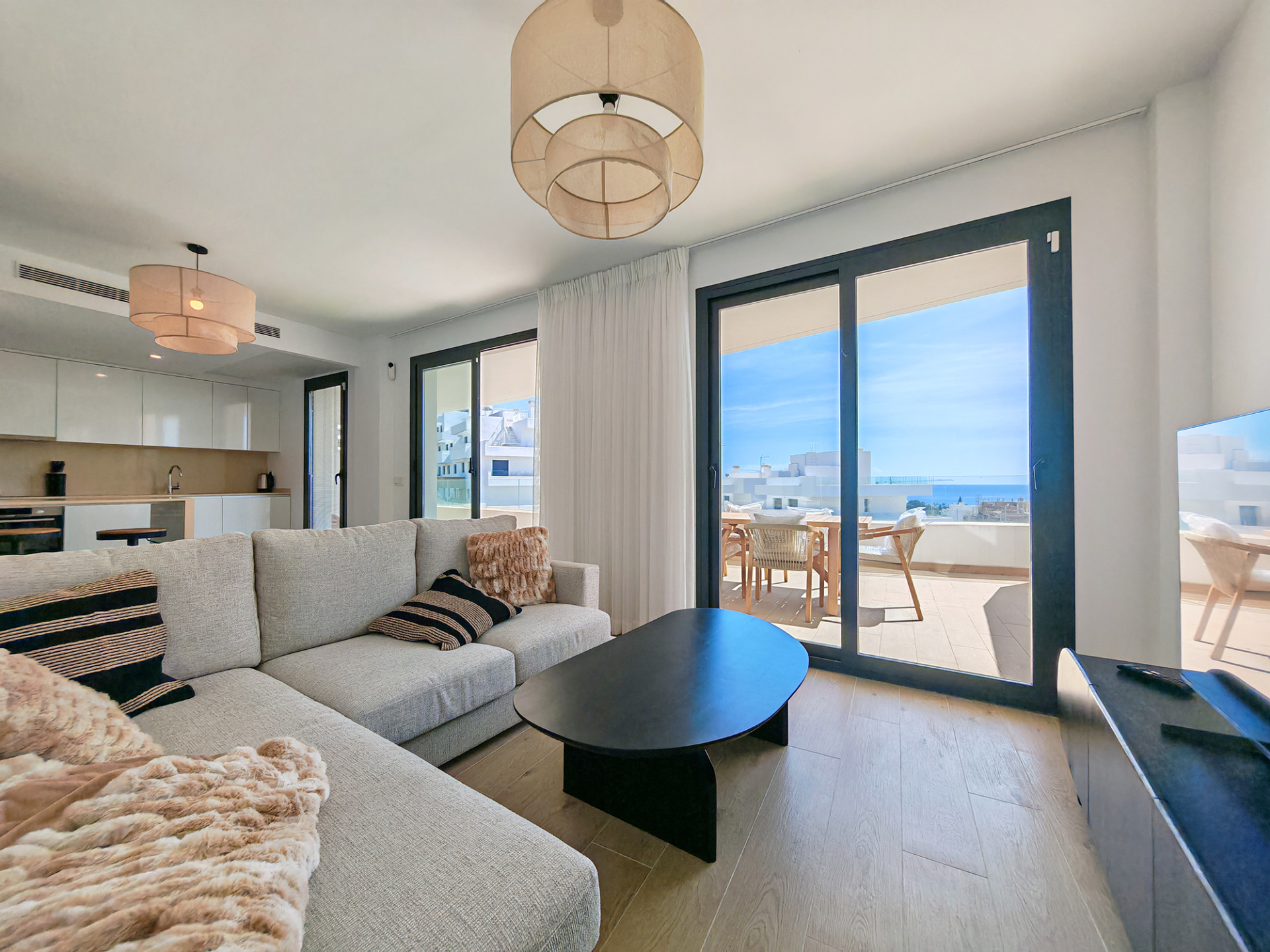 4 Bedroom Penthouse in Estepona - Photo 5
