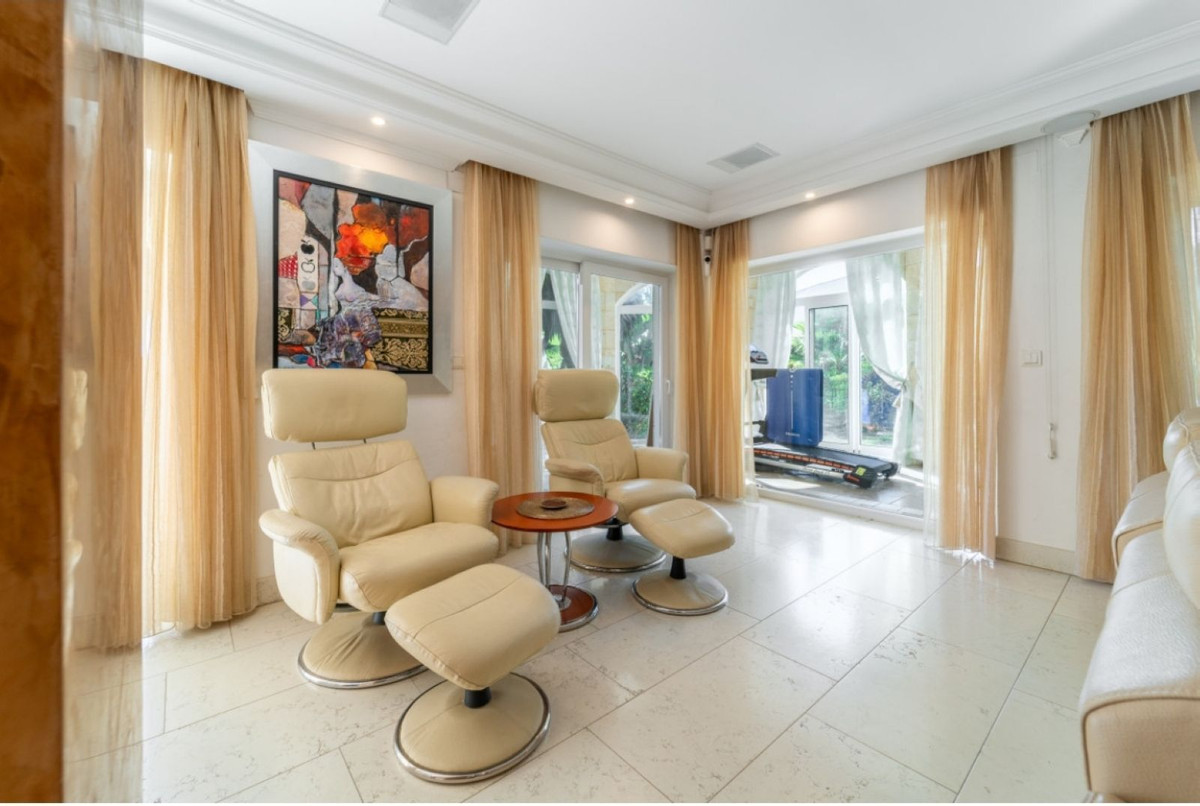 5 Bedroom Villa in Marbella - Photo 10