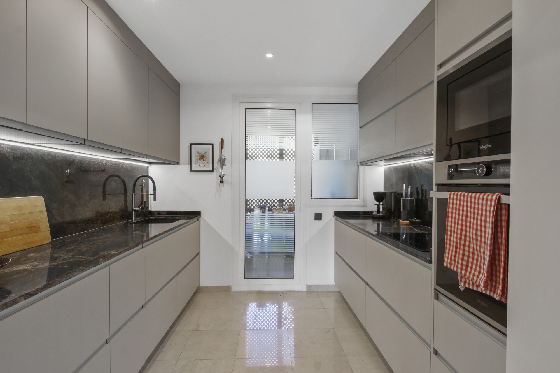 3 Bedroom Apartment in Estepona - Photo 6