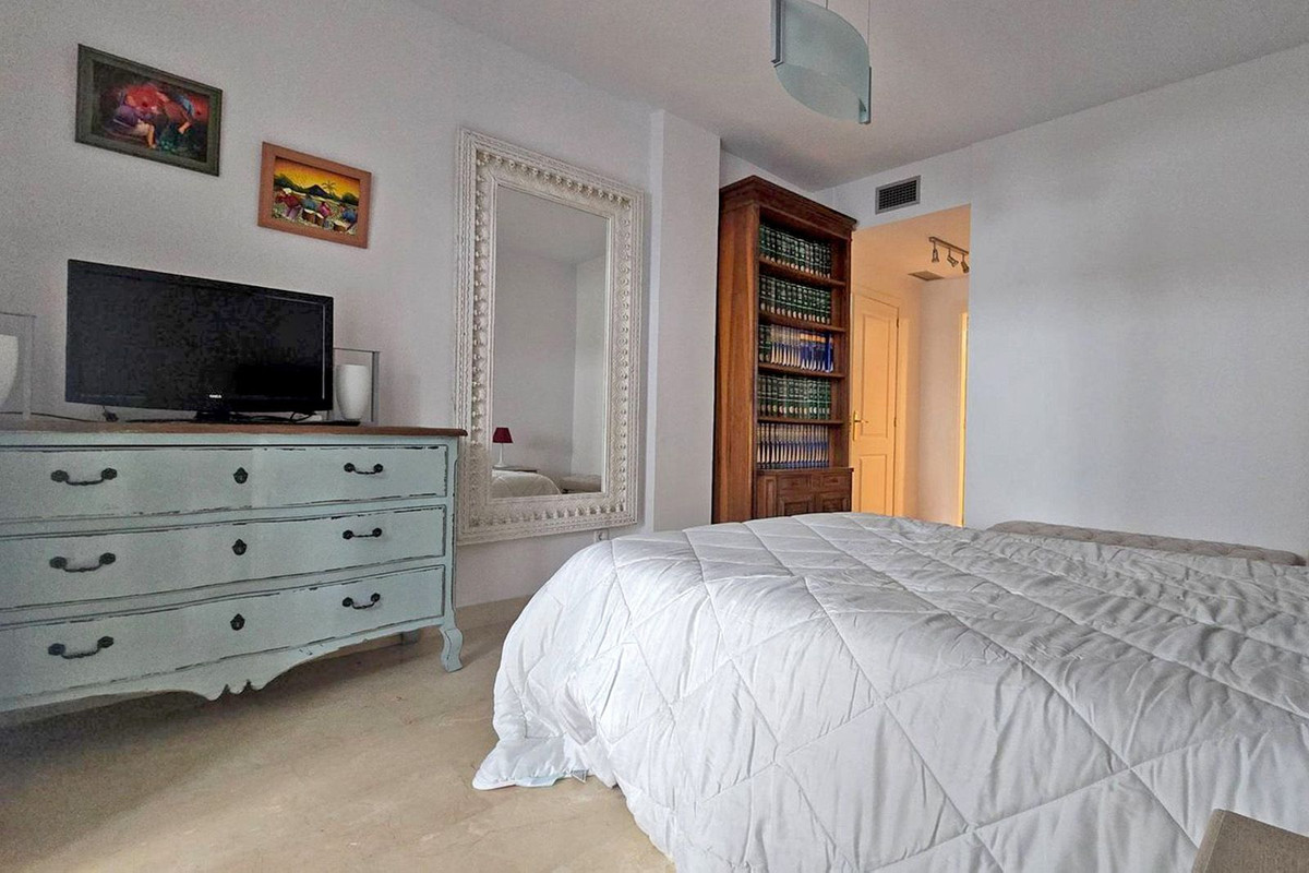 2 Bedroom Apartment in Estepona - Photo 14