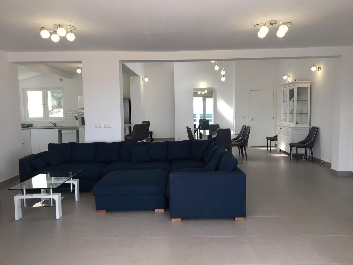 4 Bedroom Villa in Estepona - Photo 8