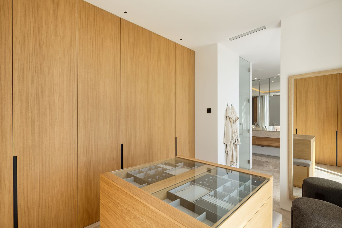 6 Bedroom Villa in Marbella - Photo 18