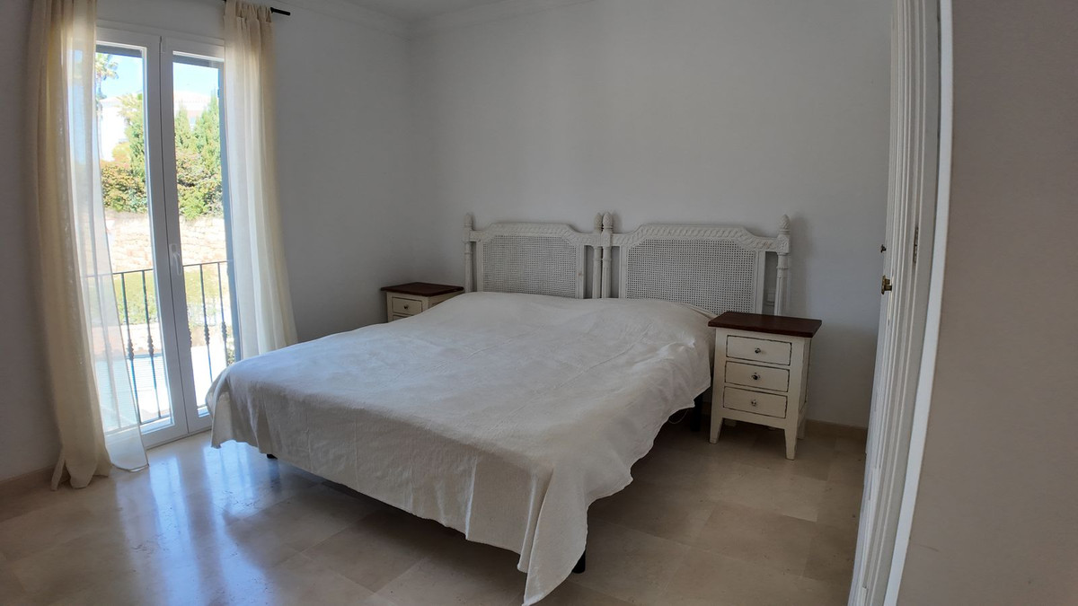 4 Bedroom Townhouse in Benahavís - Photo 36