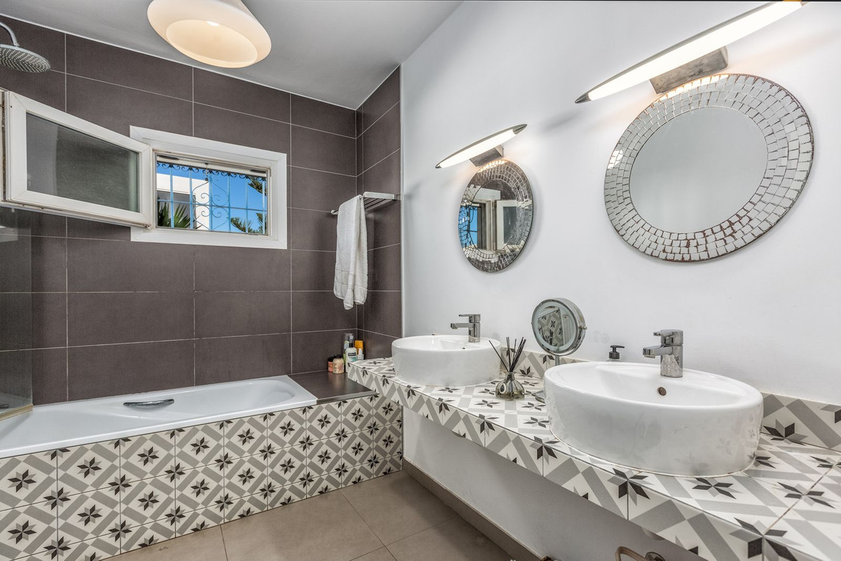 5 Bedroom Villa in Mijas - Photo 30