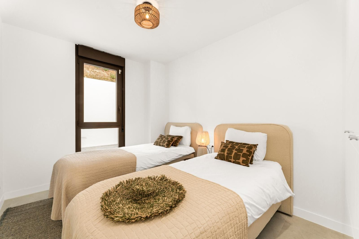 3 Bedroom Apartment in Estepona - Photo 10