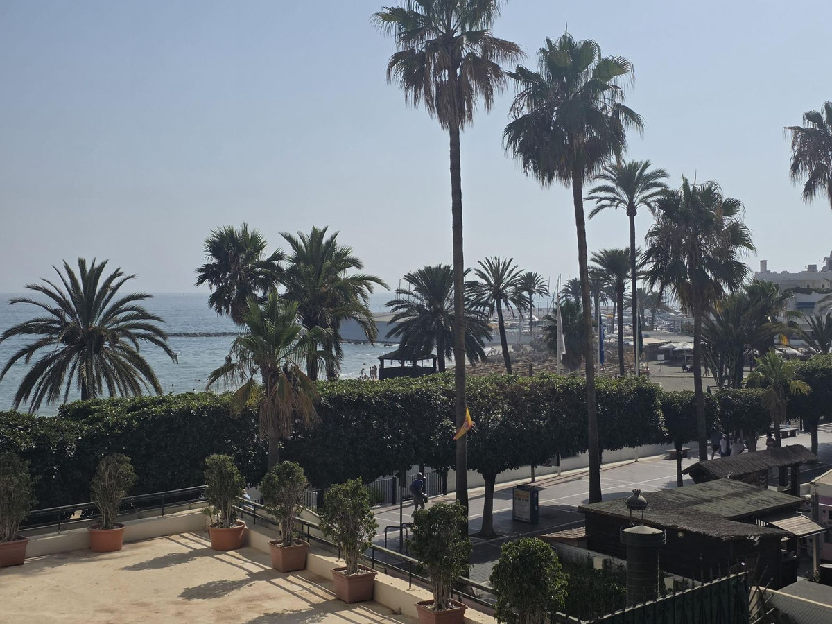 1 Bedroom Apartment in Marbella - Photo 17