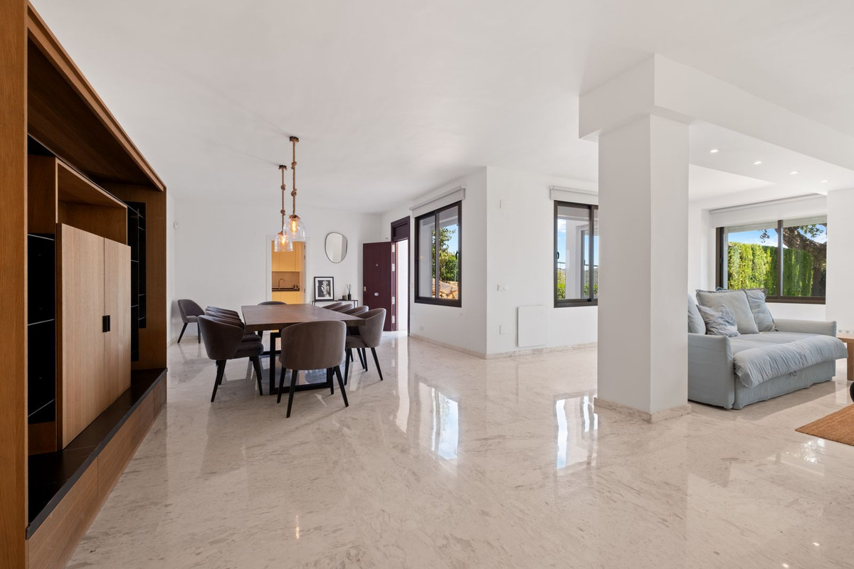 2 Bedroom Apartment in Marbella - Photo 4