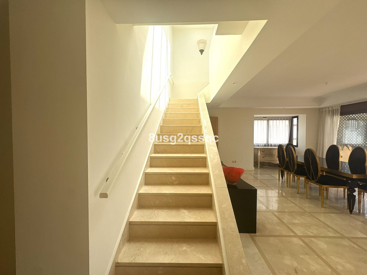 3 Bedroom Penthouse in Estepona - Photo 37