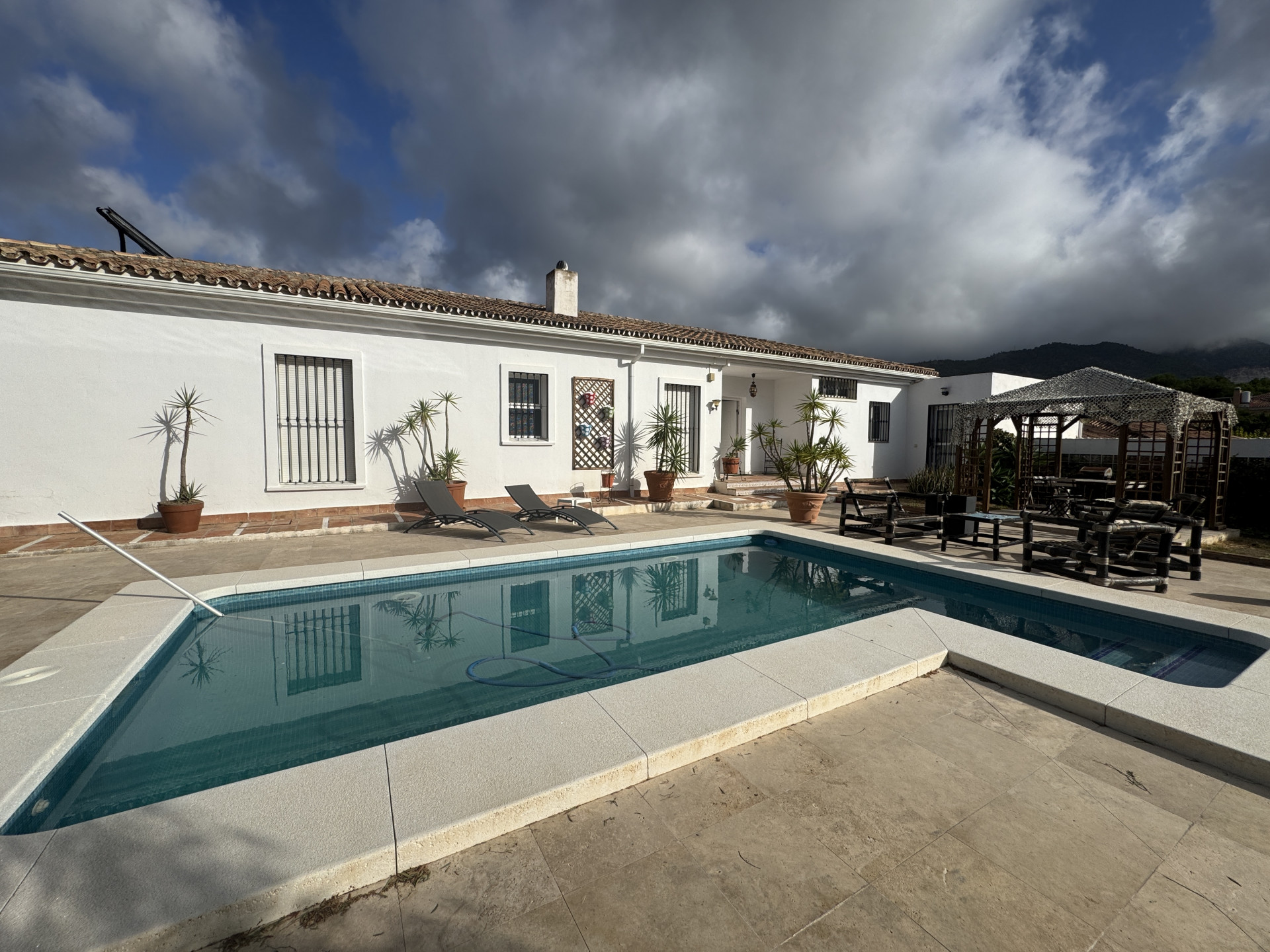 5 Bedroom Villa in Alhaurín de la Torre - Photo 2