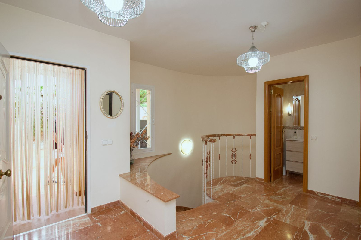 5 Bedroom Villa in Coín - Photo 17