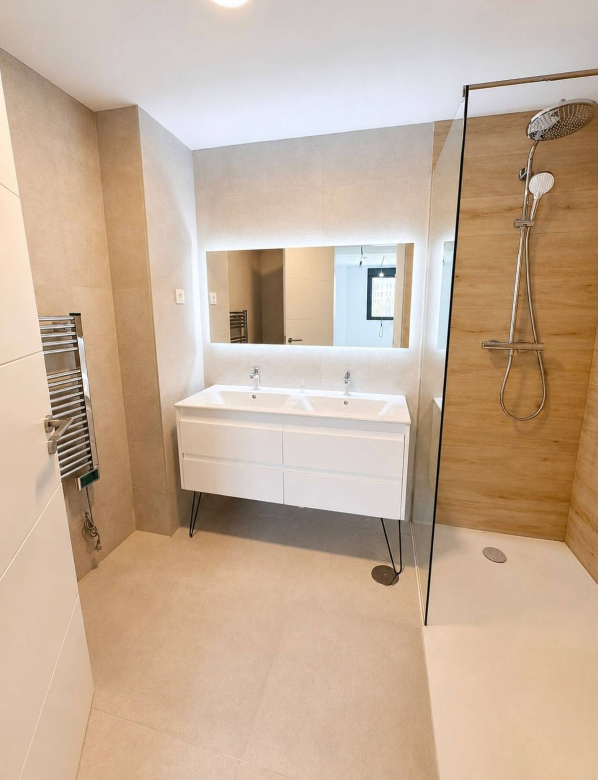 2 Bedroom Apartment in Torremolinos - Photo 24