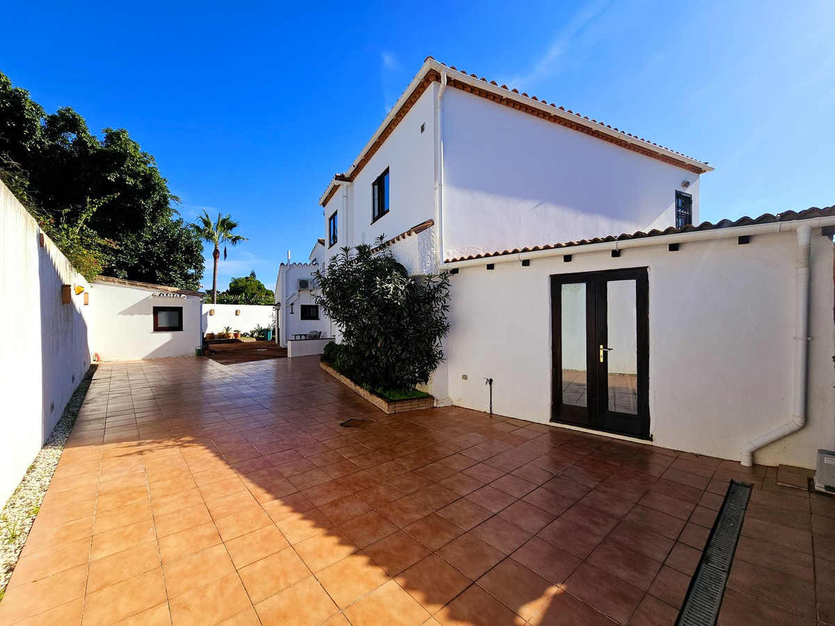 6 Bedroom Villa in Estepona - Photo 5