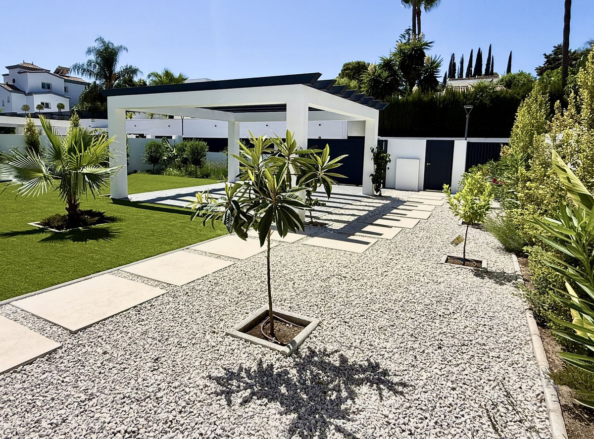 6 Bedroom Villa in Estepona - Photo 51
