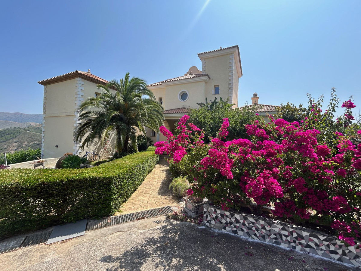 7 Bedroom Villa in Estepona - Photo 41
