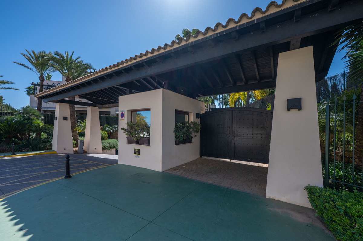 2 Bedroom Apartment in Marbella - Photo 27