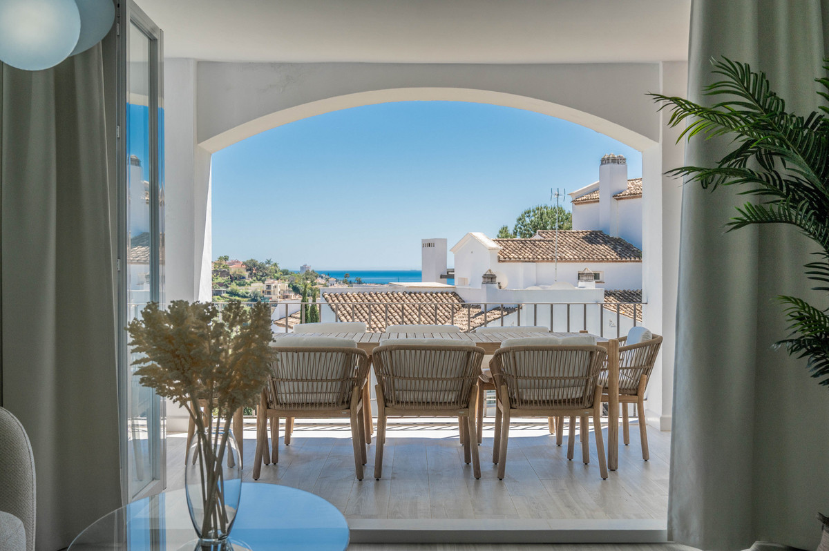 3 Bedroom Apartment in Benahavís - Photo 2