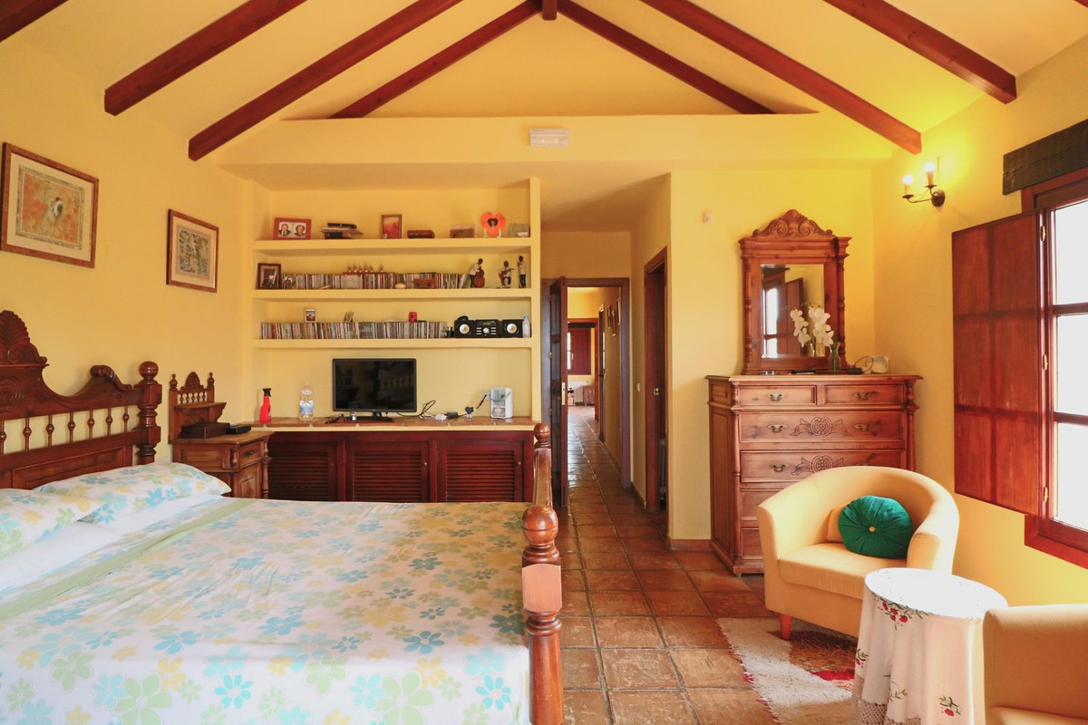 4 Bedroom Villa in Marbella - Photo 4