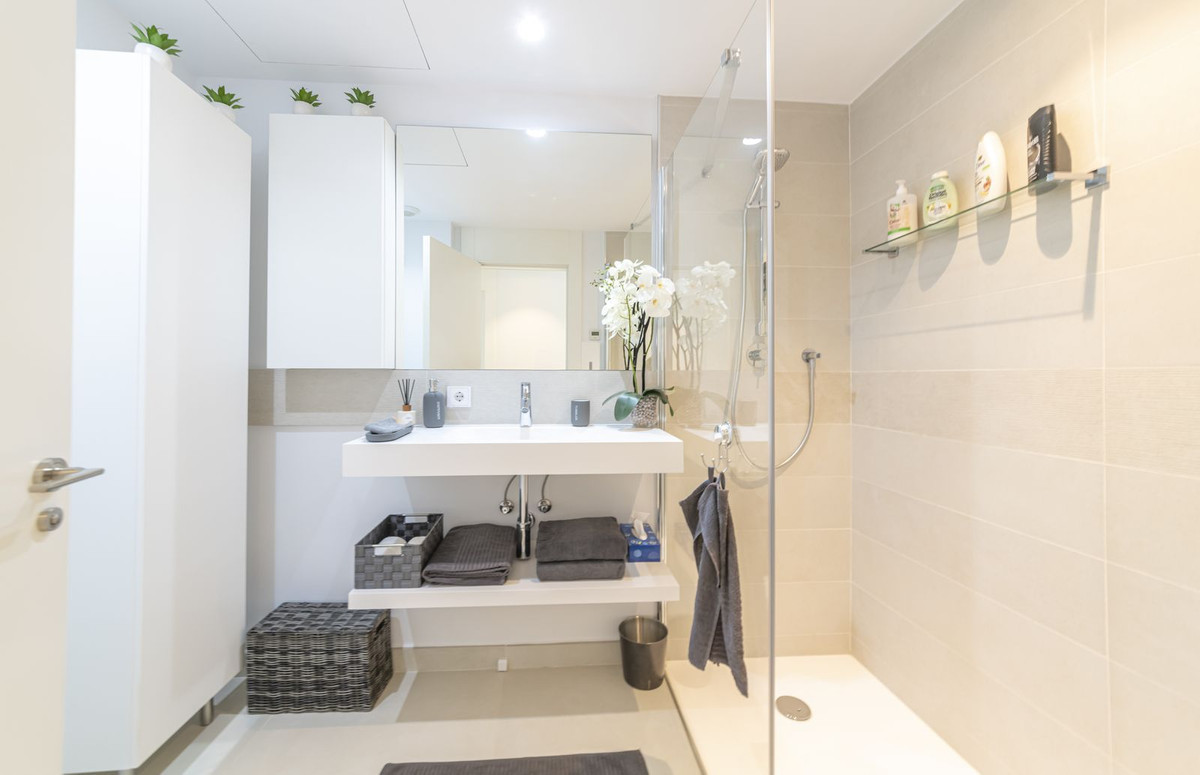 2 Bedroom Apartment in Benalmádena - Photo 12