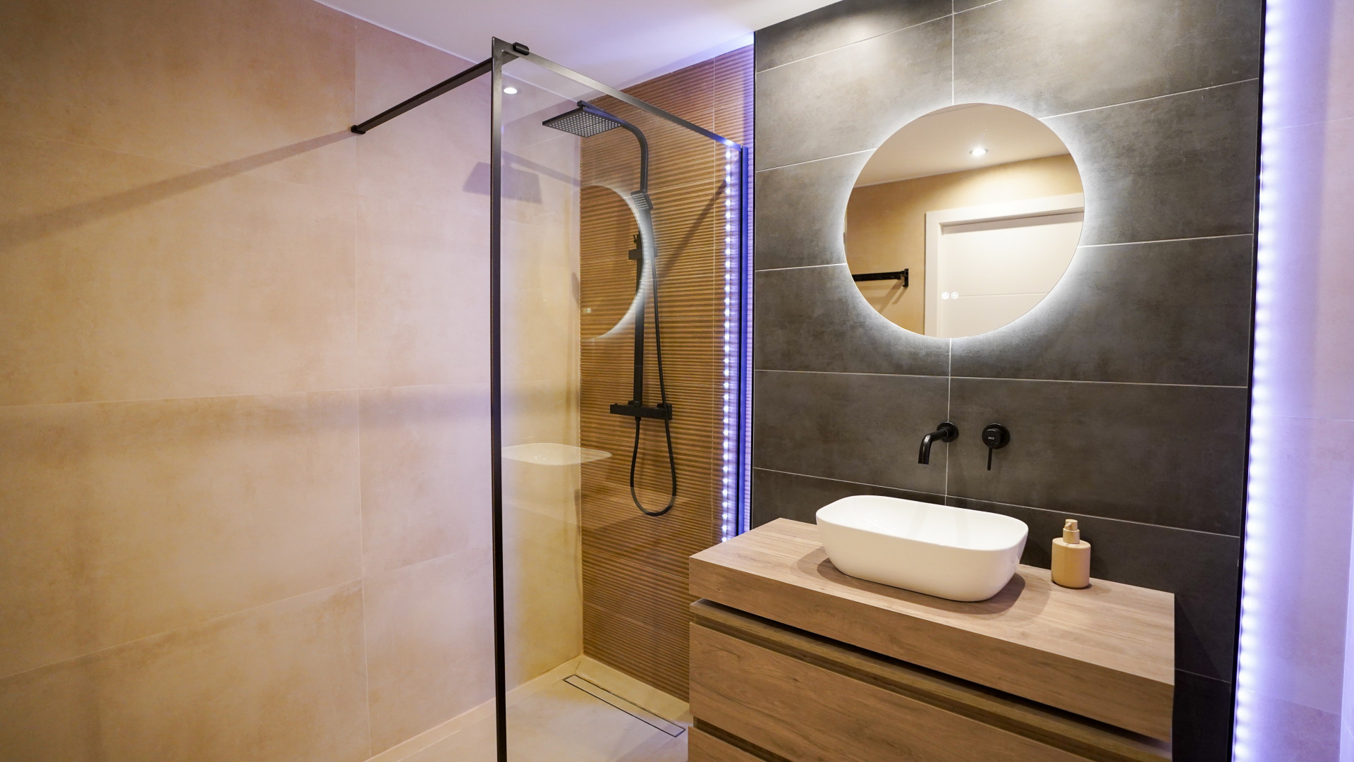 2 Bedroom Apartment in Marbella - Photo 8