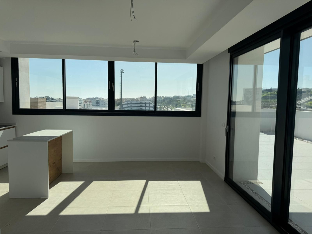2 Bedroom Penthouse in Estepona - Photo 4