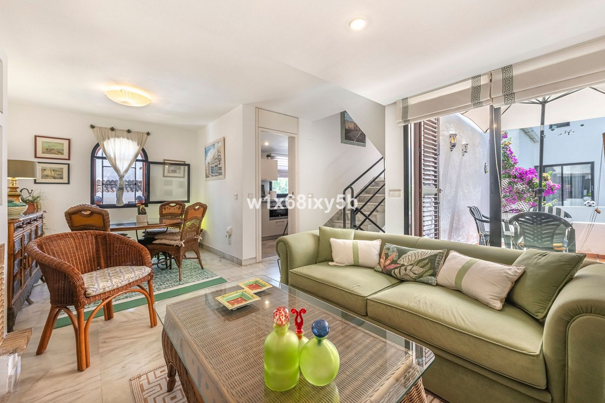 2 Bedroom Townhouse in Estepona - Photo 10