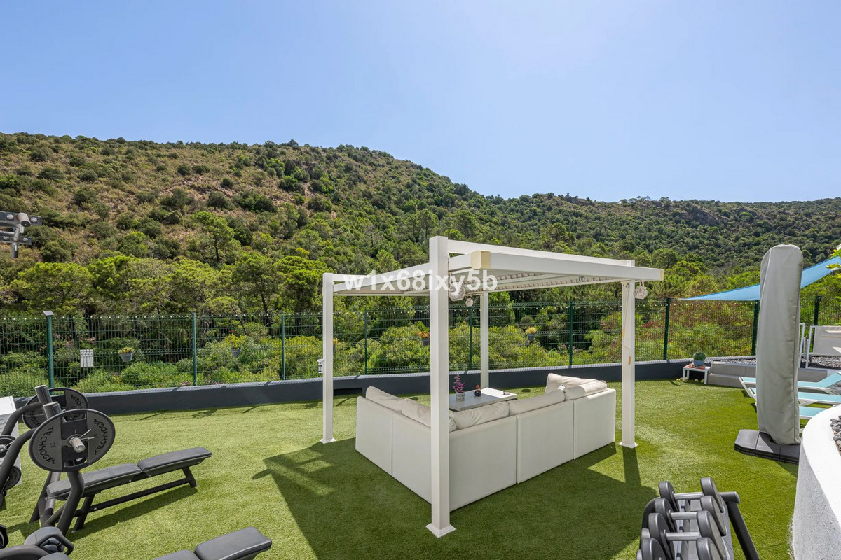 4 Bedroom Apartment in Benahavís - Photo 12