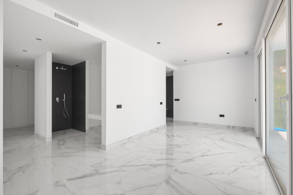 4 Bedroom Villa in Marbella - Photo 23