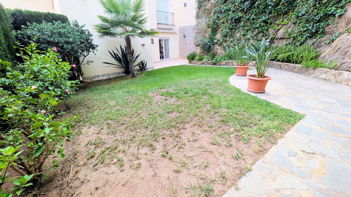 2 Bedroom Apartment in Benahavís - Photo 5