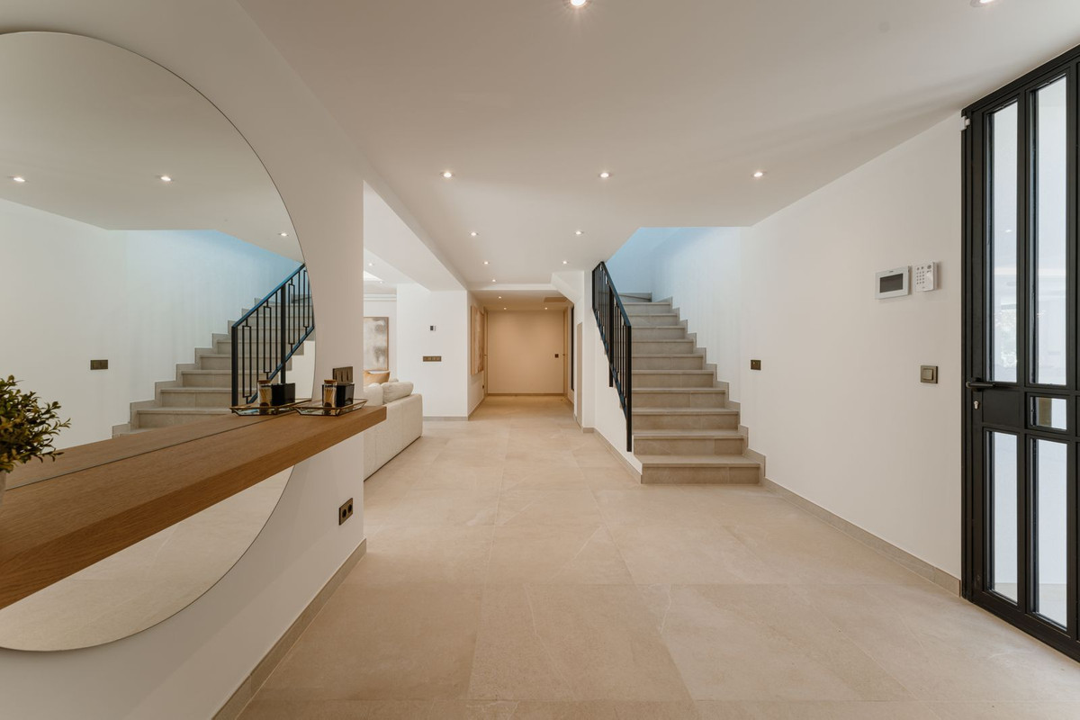 4 Bedroom Villa in Marbella - Photo 37