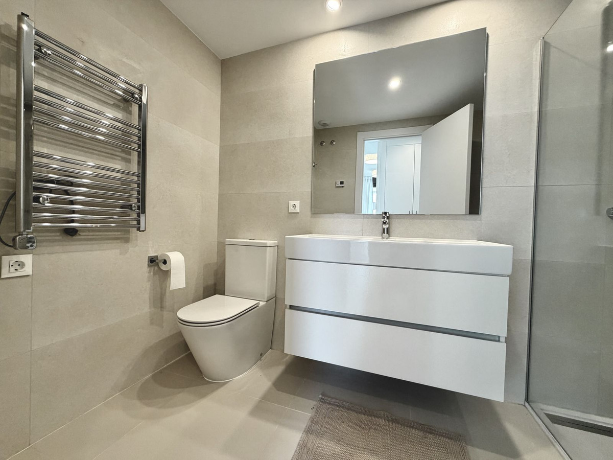 2 Bedroom Apartment in Estepona - Photo 30