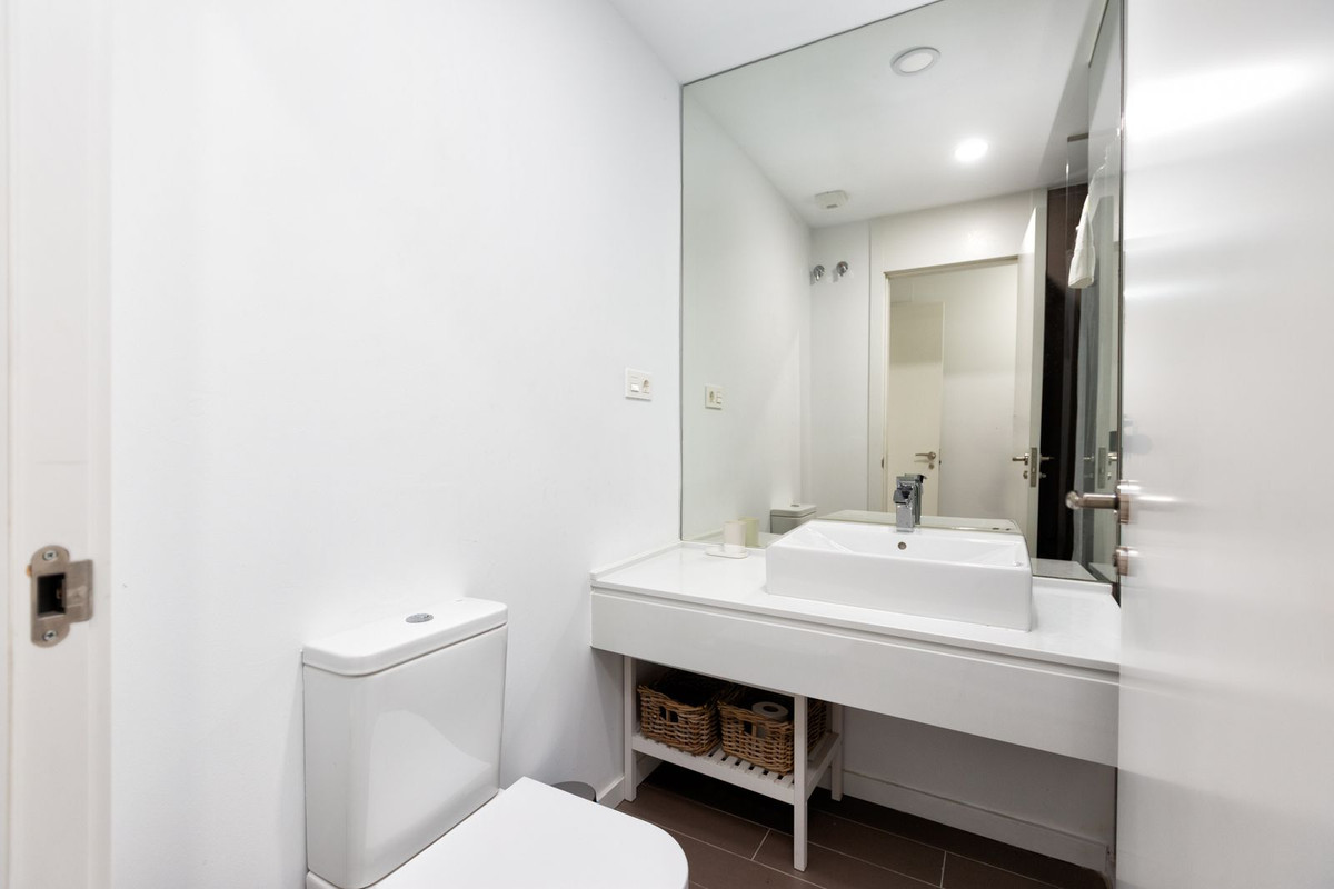 2 Bedroom Apartment in Estepona - Photo 22