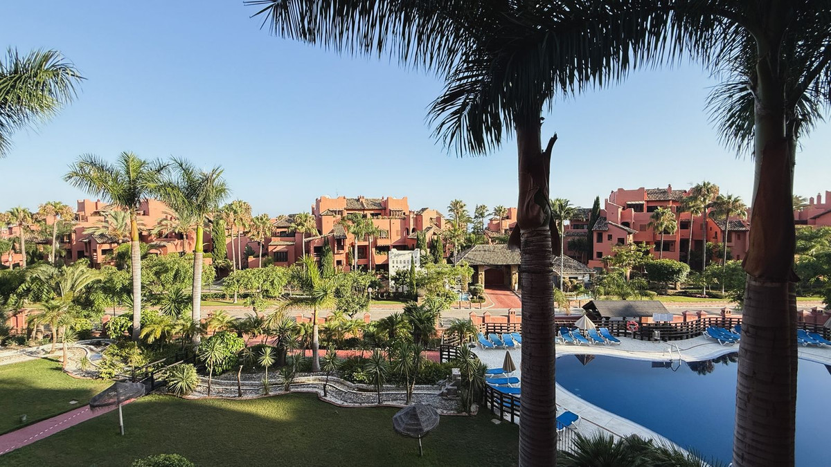 2 Bedroom Apartment in Estepona - Photo 2