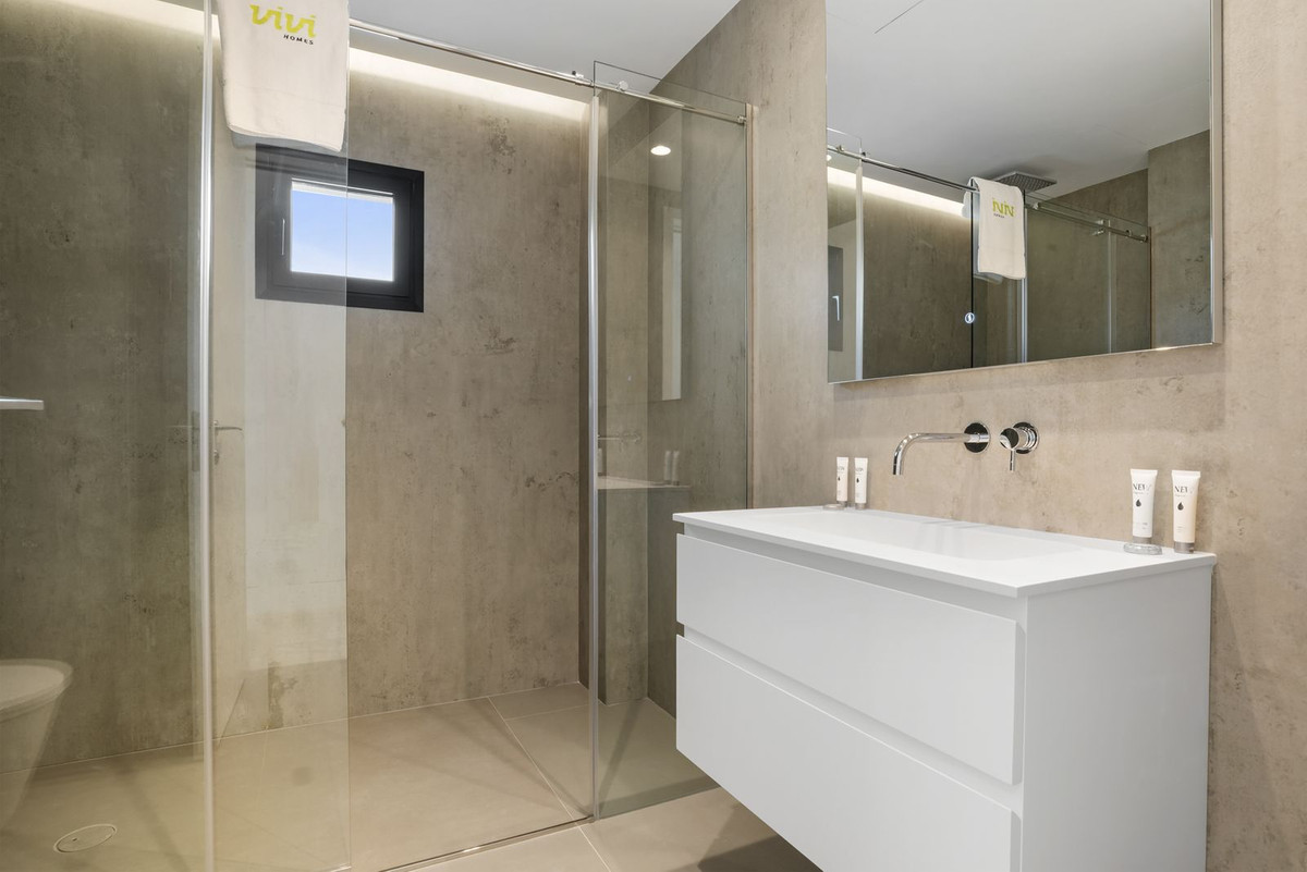 2 Bedroom Apartment in Estepona - Photo 22