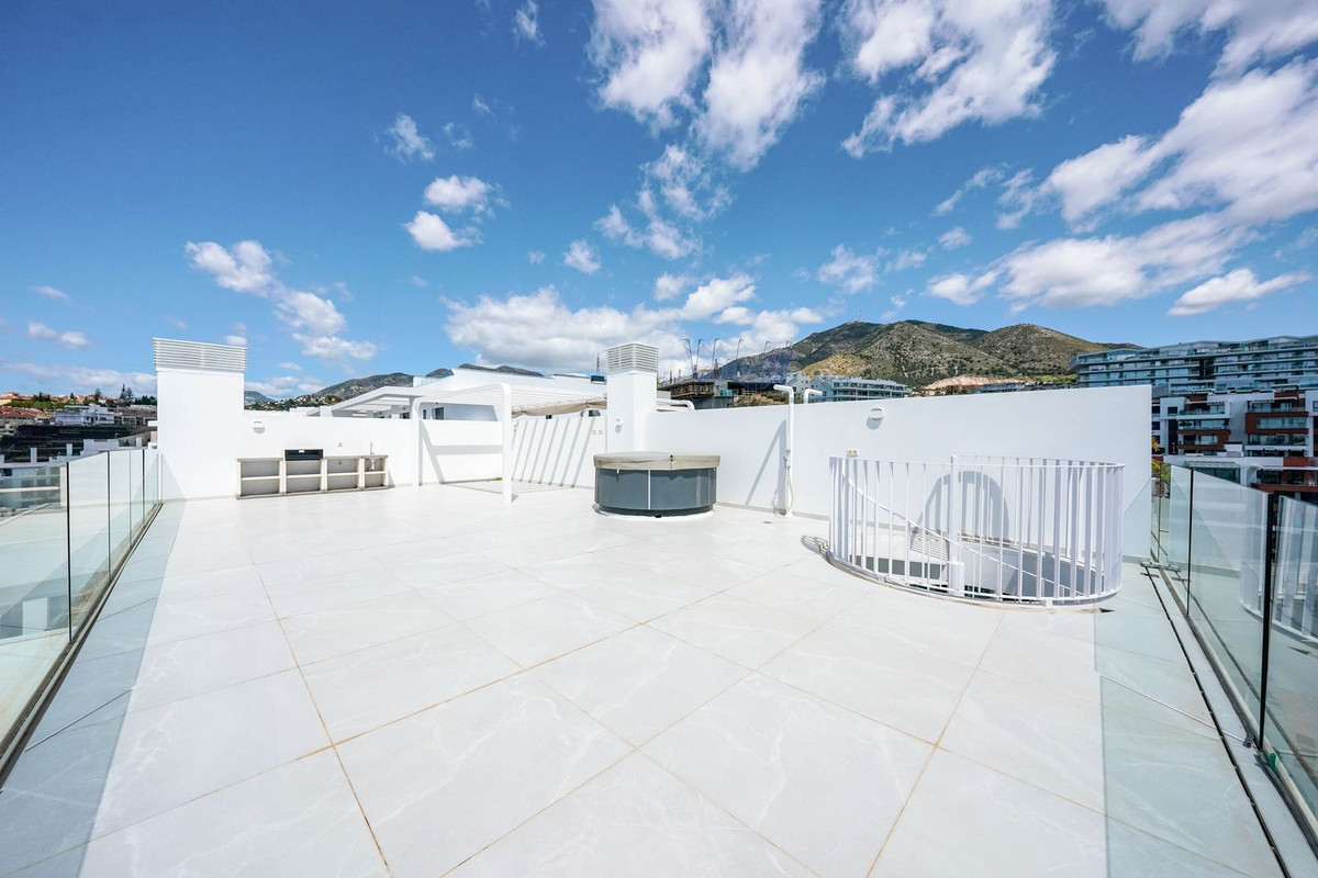 2 Bedroom Penthouse in Fuengirola - Photo 17