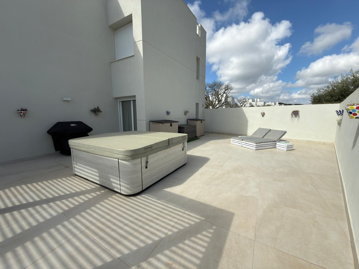 3 Bedroom Apartment in San Roque - Photo 23