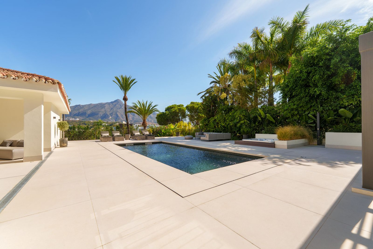 5 Bedroom Villa in Marbella - Photo 26