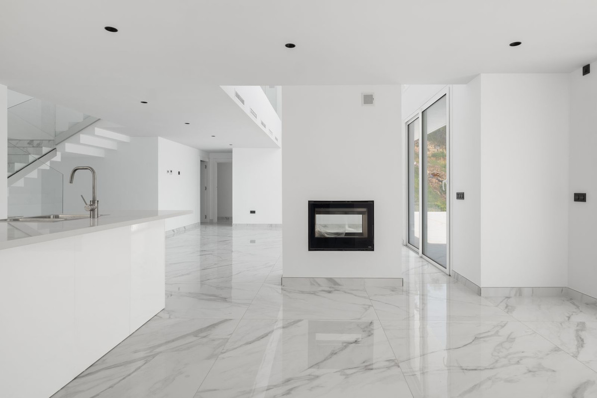 4 Bedroom Villa in Marbella - Photo 7